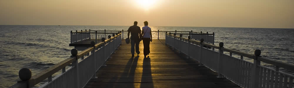 twee mensen lopen op een pier